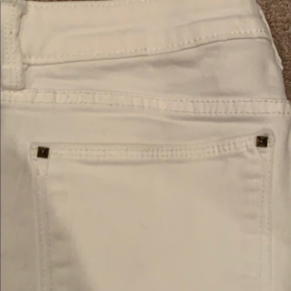 Women’s white jean shorts. - Picture 3 of 5